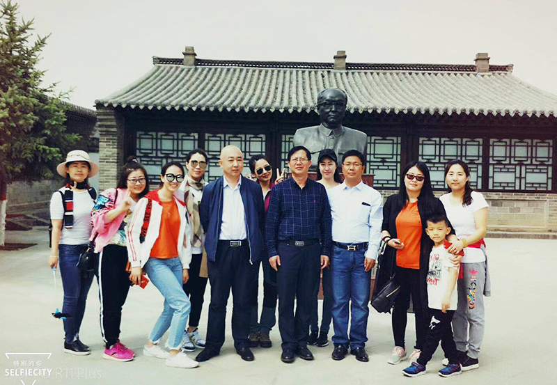 公司機(jī)關(guān)人員參觀烏蘭夫紀(jì)念館留影